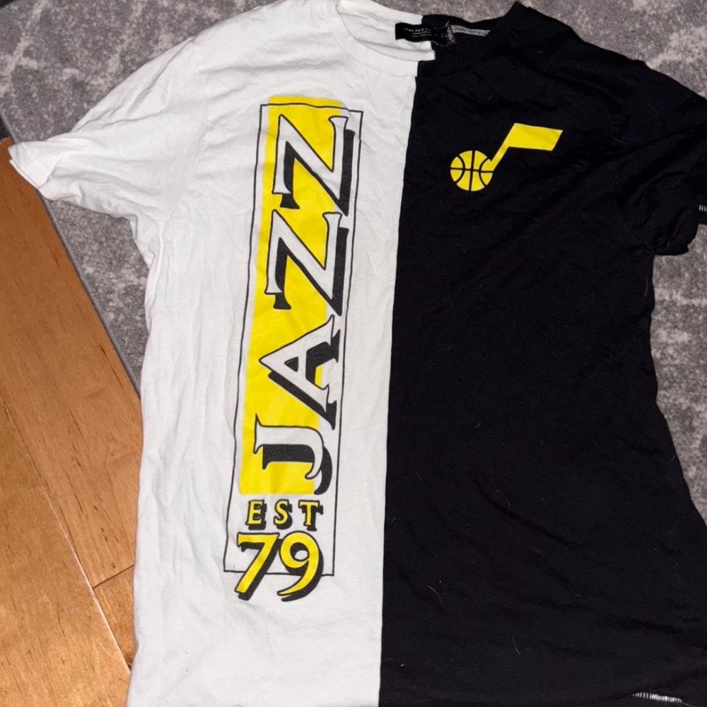 Men’s medium Black and White Utah Jazz Graphic T-Shirt basketball NBA